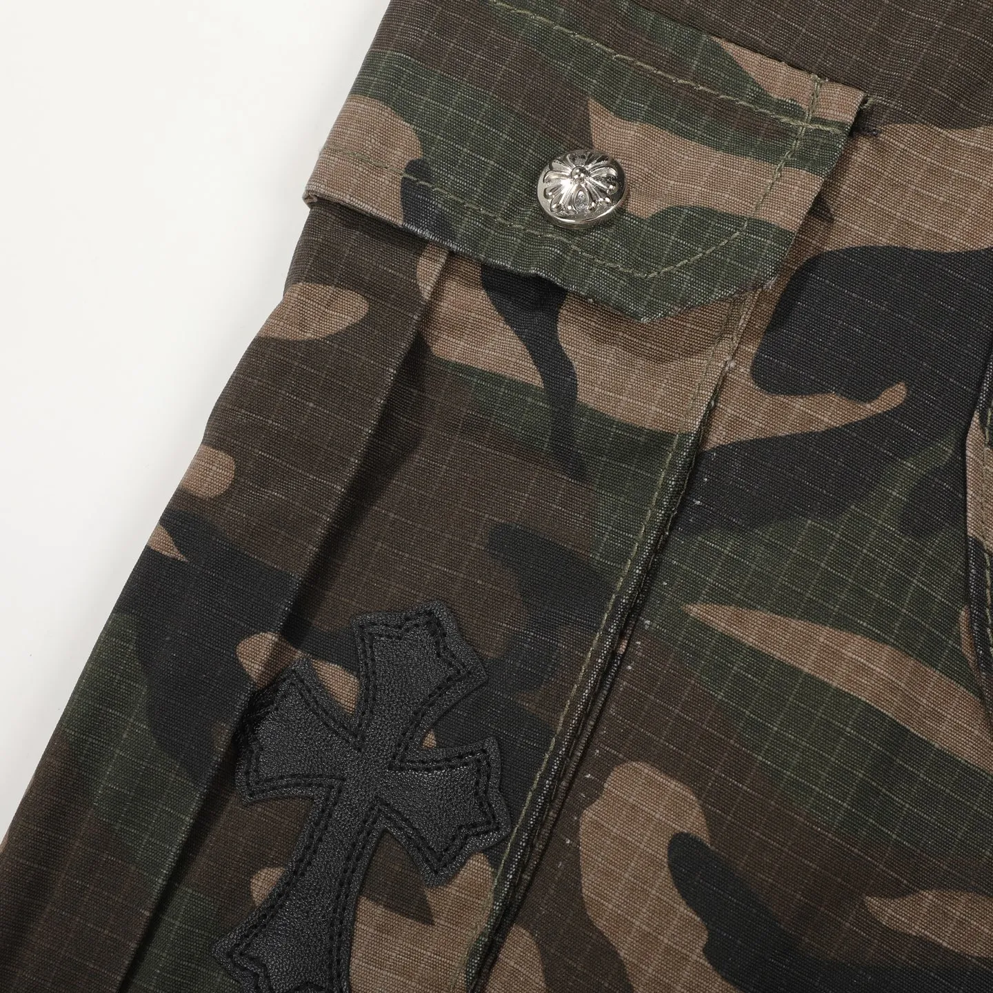 P280 Chrome HeartsCH camouflage logging pants straight-leg Sanskrit unisex overalls, W-level cabinet, patchwork cross pattern embellishment, high-waisted washed jeans! ! Absolutely high-end luxury products, 1.9W-level god-level single products, super popular products, built with top heavy industry, a magic weapon that cannot be missed. About Zangyin, this is an extremely luxurious fashion brand, which can also be called the aristocrats of the high street. It has always been an exclusive brand for some hipsters or the rich second generation. Compared with ordinary high streets, it is more luxurious and noble. Compared with luxury brands, it has a more fashionable personality and has always been a brand that I have a special liking for. Imported yarn is custom-woven into a high-density twill canvas, which ensures a crisp silhouette while also making the fabric very delicate to the touch. It follows the B01 classic silhouette, with a crisp and stylish upper body. The ready-made garments are stone-milled and fermented, so they can be matched with any style. Buttons and zippers are made of authentic YKK retro metal products. Double-layer canvas on the front knees has perfect details. All hardware is customized. Color: Camouflage Size: 28/30/32/34/36 Waist: 74/79/84/89/94 Sitting: 104/109/114/119 Pants length: 101/102/104/106/108